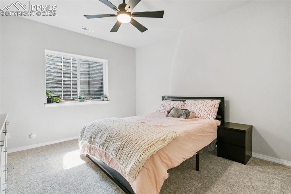 Image 28 of 50: Bedroom