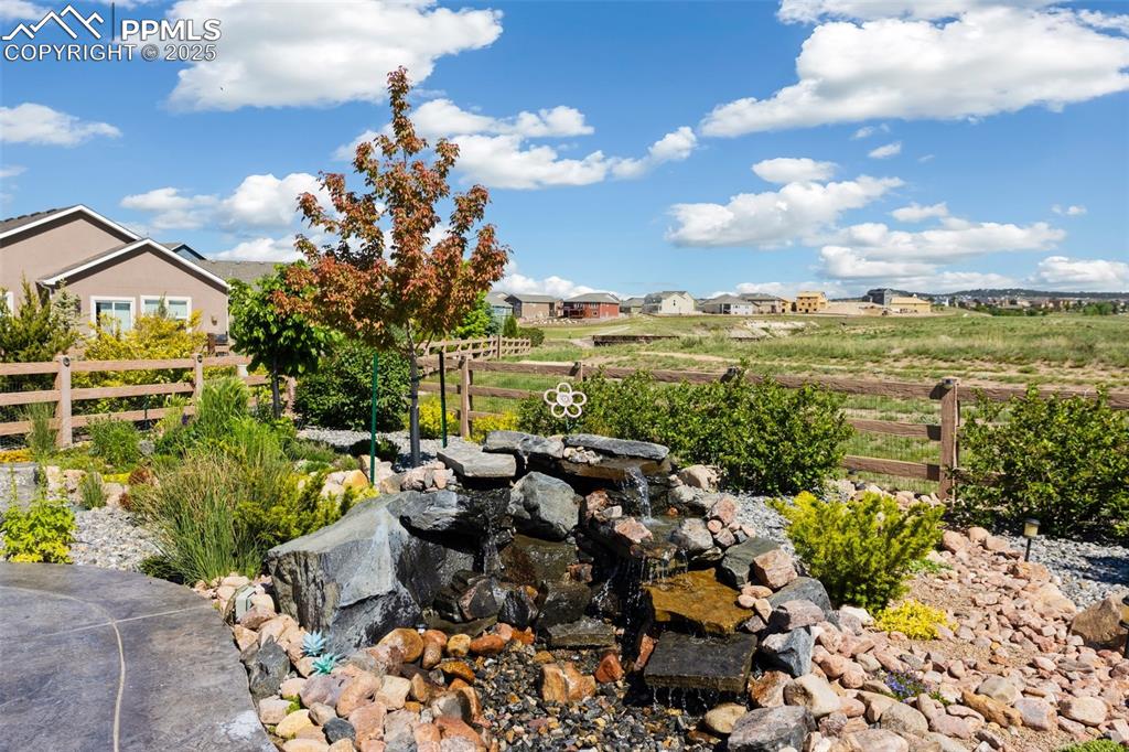 Image 37 of 50: Yard