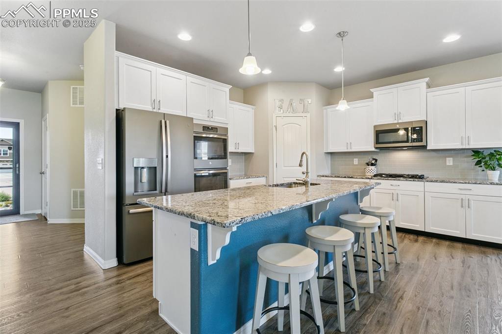 Image 7 of 50: Kitchen