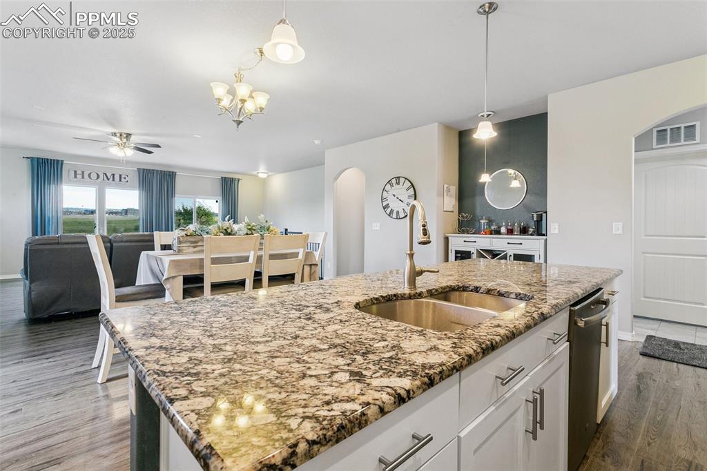 Image 9 of 50: Kitchen