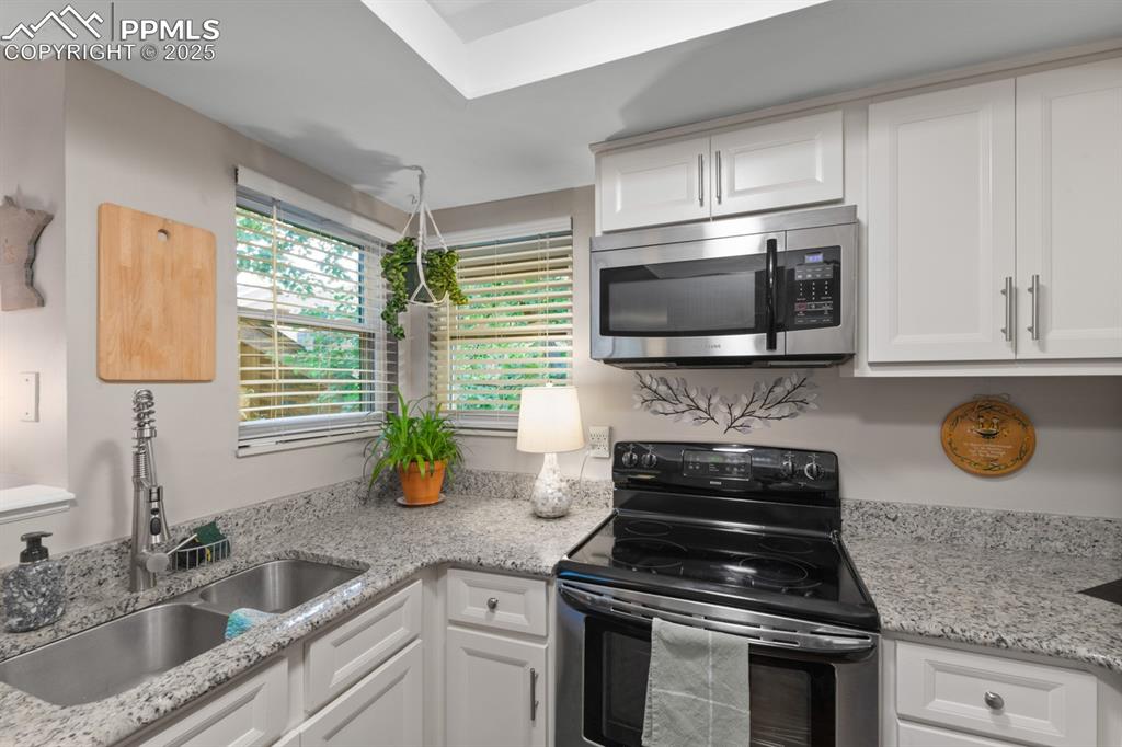 Image 12 of 30: Kitchen