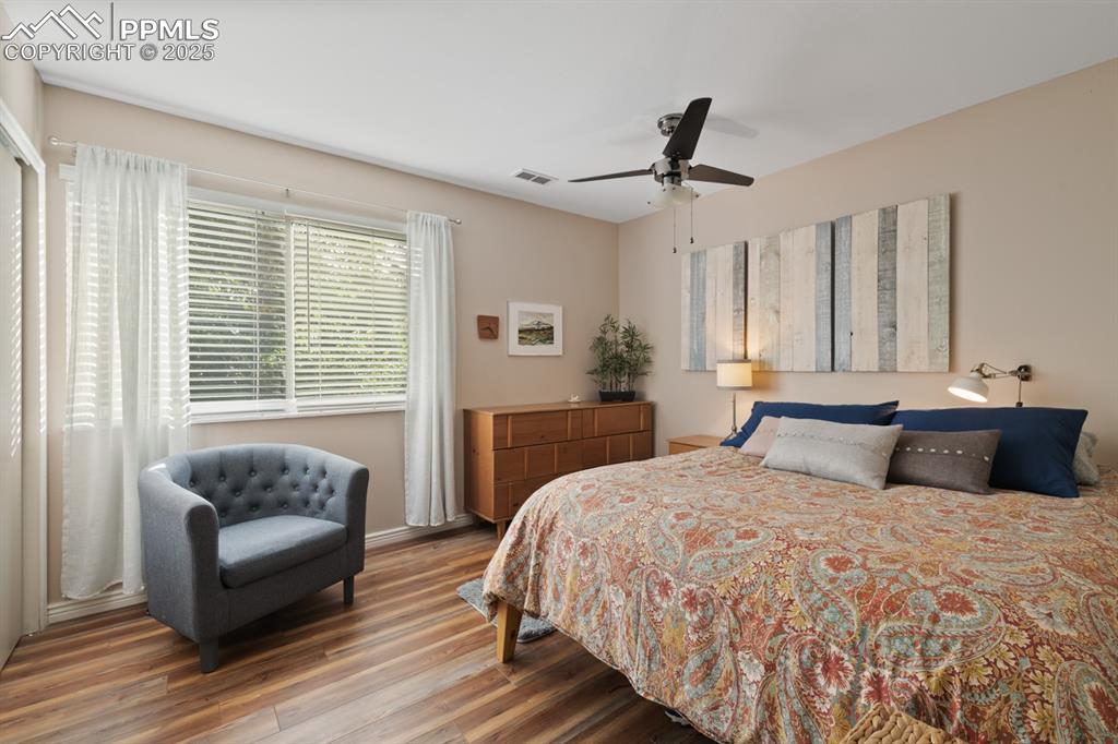 Image 15 of 30: Bedroom