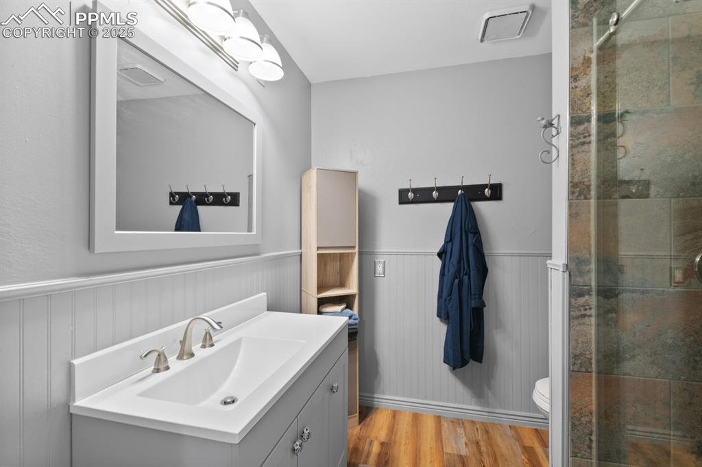 Image 17 of 30: Bathroom