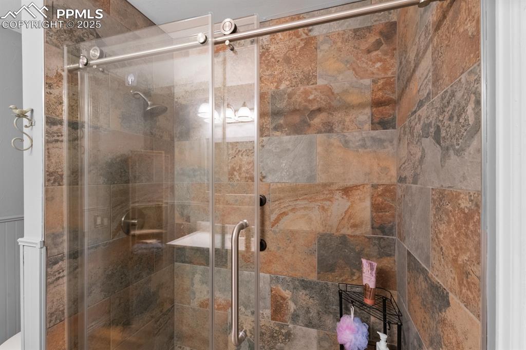 Image 18 of 30: Bathroom