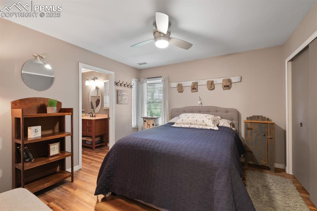 Image 21 of 30: Bedroom