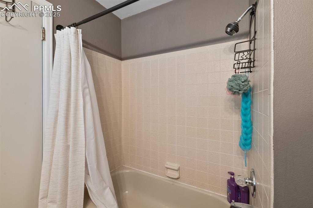 Image 24 of 30: Bathroom