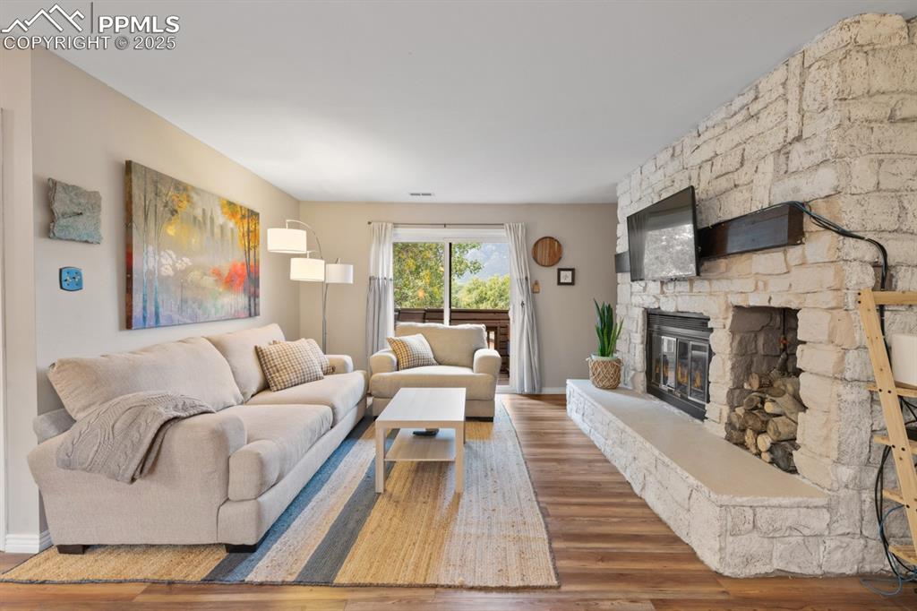 Image 5 of 30: Living Room