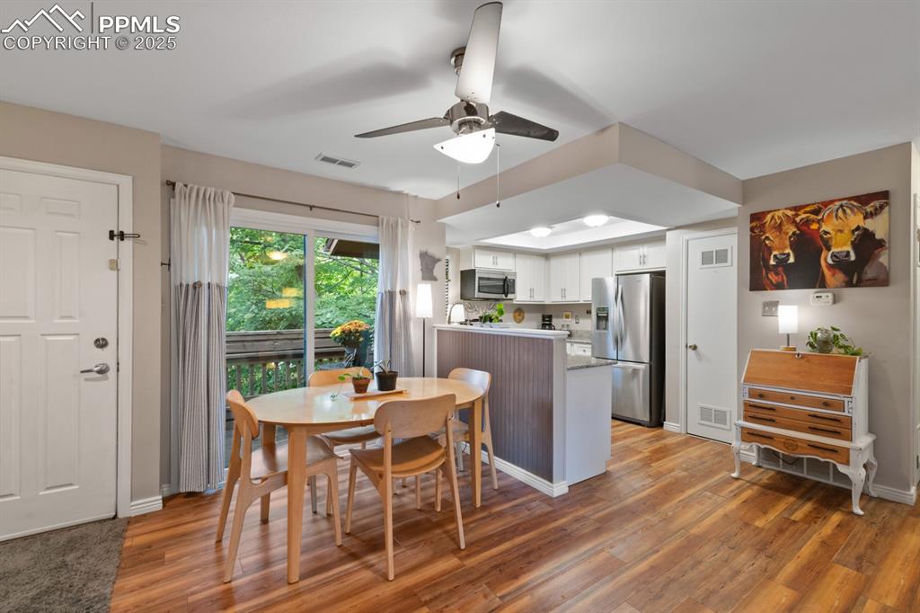 Image 9 of 30: Dining Area