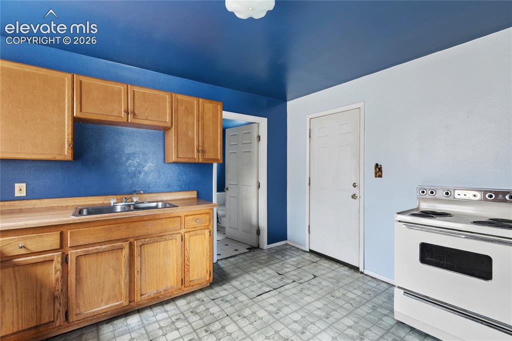 Image 11 of 18: Kitchen