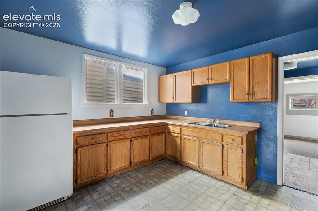 Image 12 of 18: Kitchen