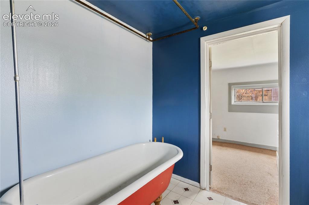 Image 14 of 18: Bathroom