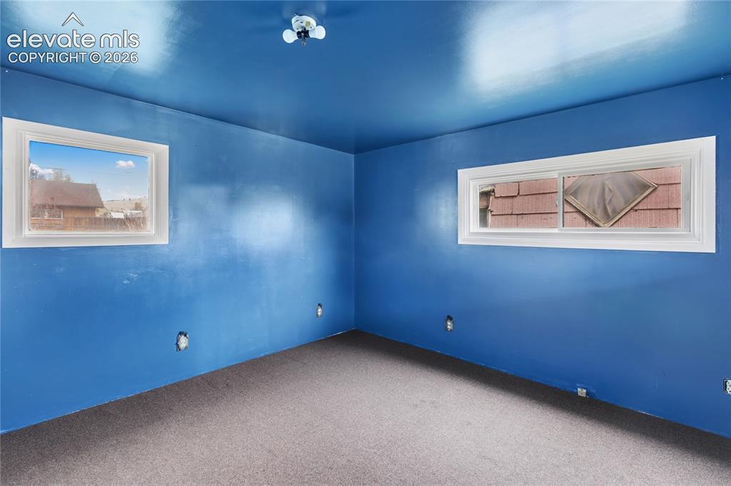 Image 16 of 18: Bedroom