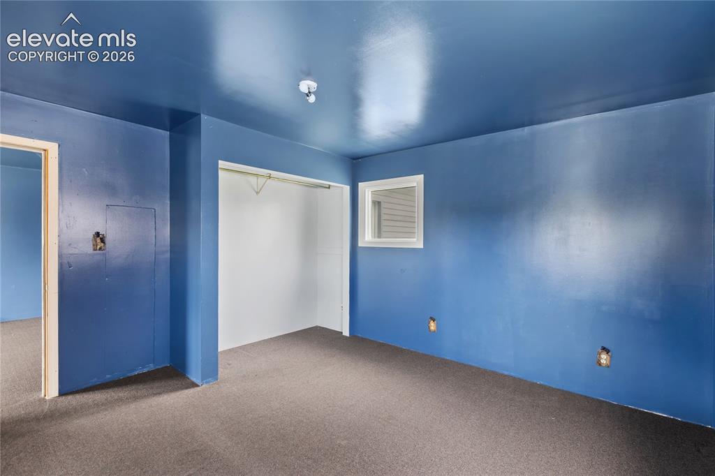 Image 17 of 18: Bedroom