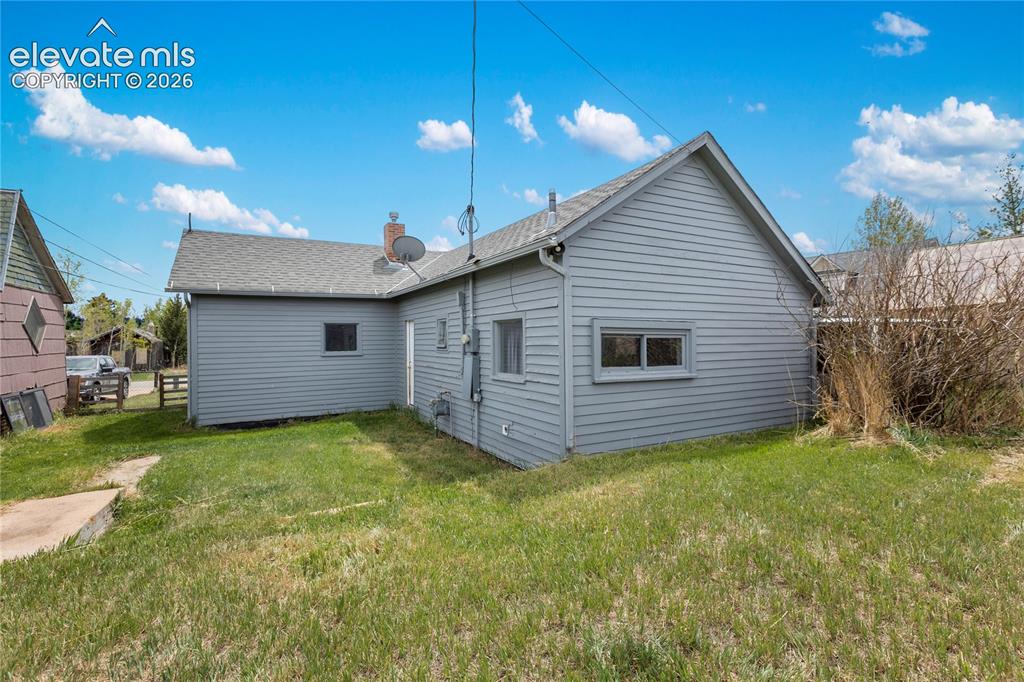 Image 8 of 18: Yard