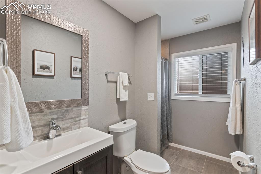 Image 12 of 34: PRIMARY ENSUITE BATHROOM