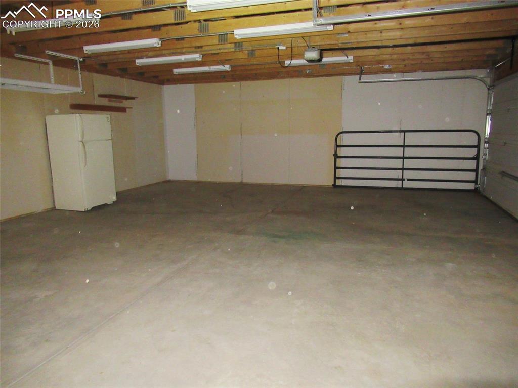 Image 18 of 23: Garage