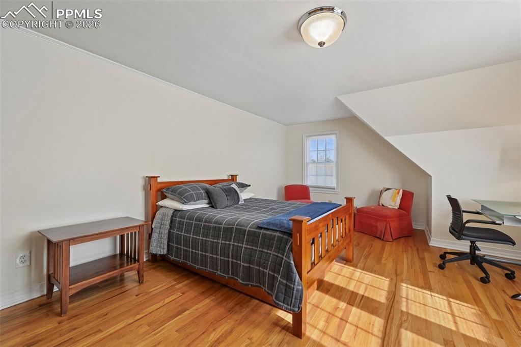 Image 18 of 48: Bedroom