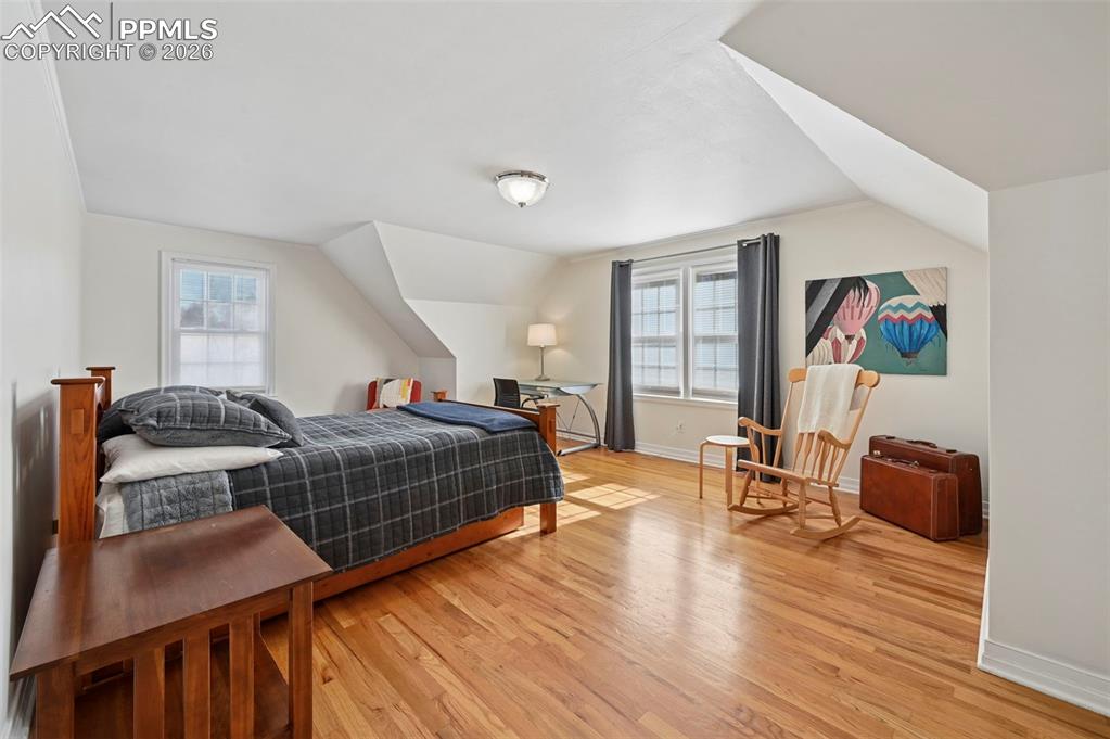 Image 19 of 48: Bedroom