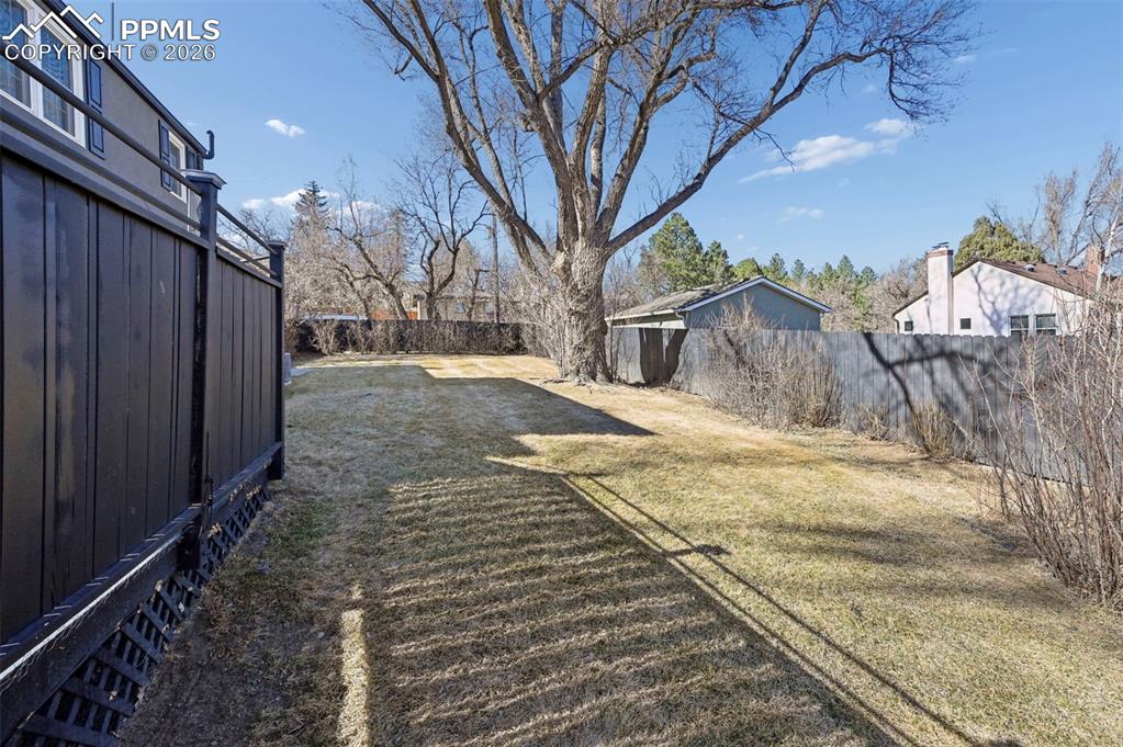 Image 33 of 48: Large private yard