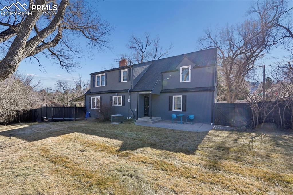 Image 35 of 48: Private fenced in large side yard