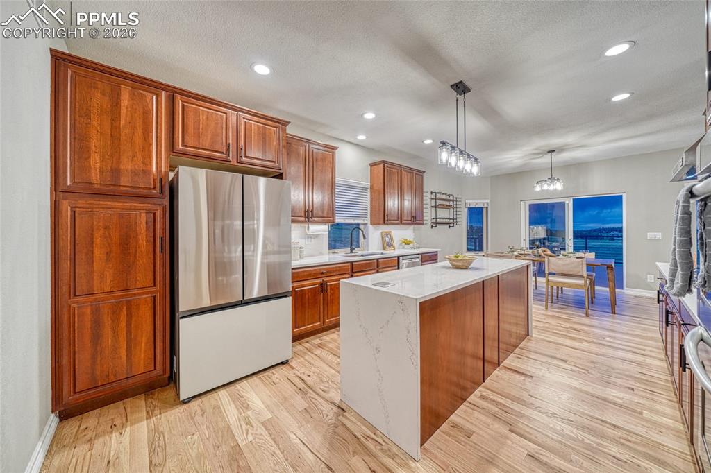 Image 10 of 50: Kitchen