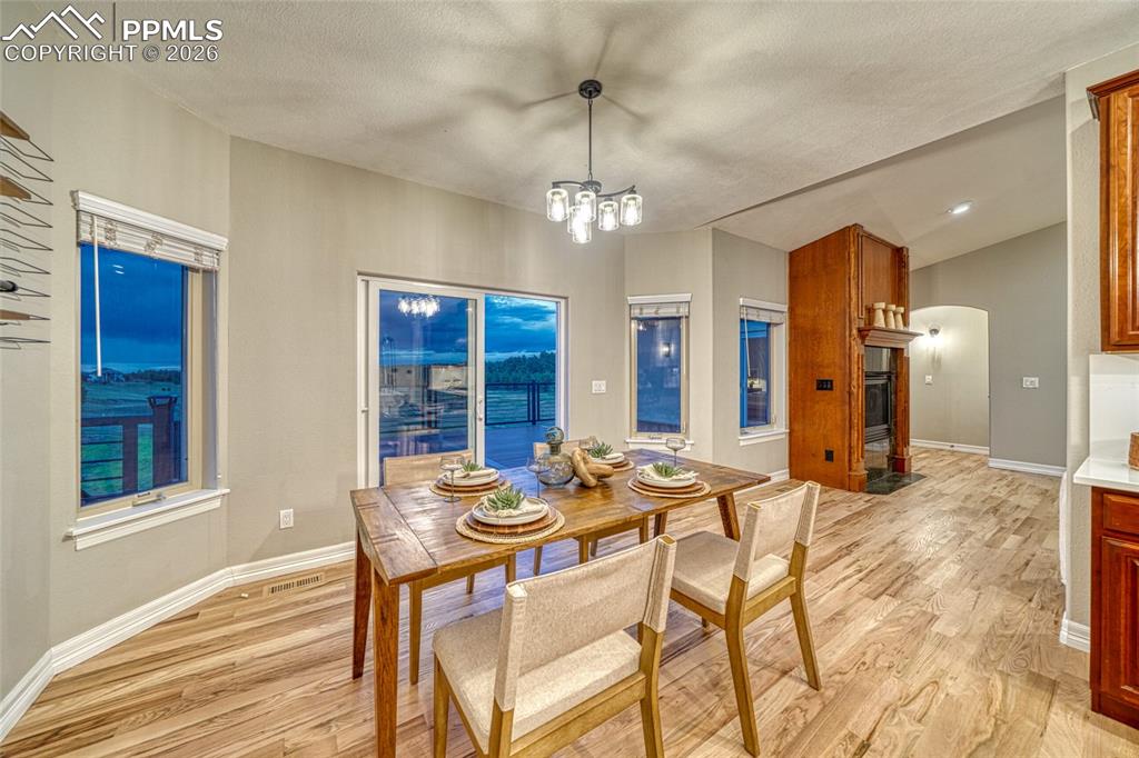 Image 14 of 50: Dining Area