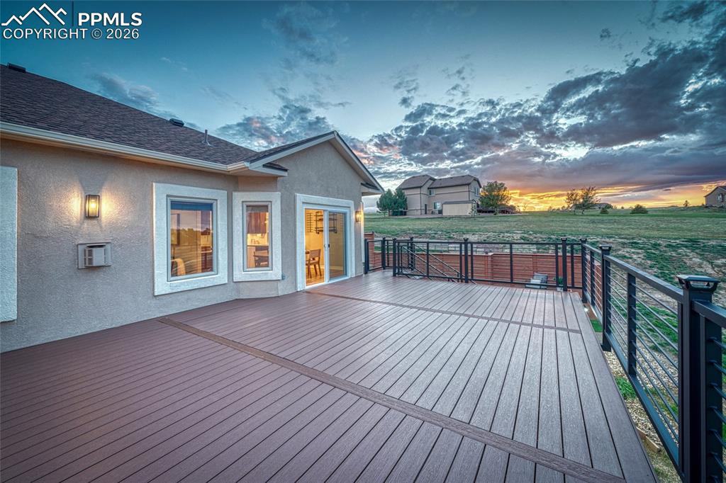 Image 15 of 50: Deck