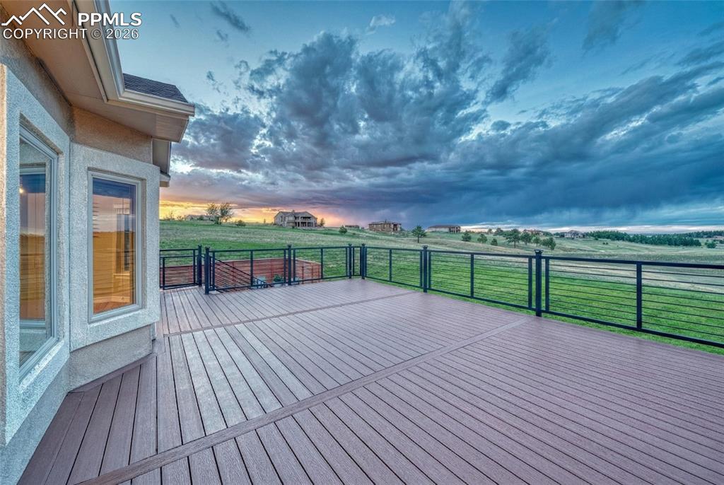Image 16 of 50: Deck