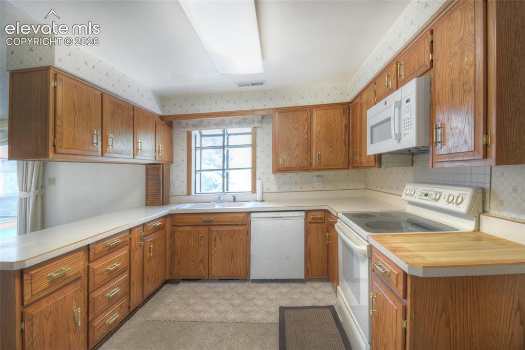 Image 10 of 40: Kitchen