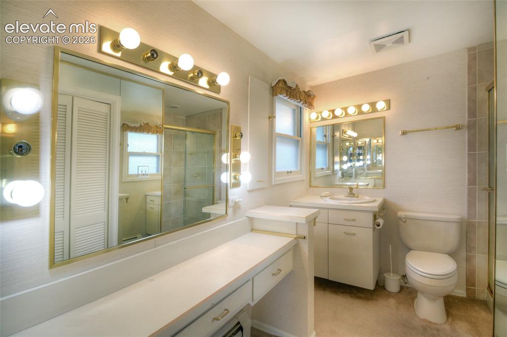 Image 14 of 40: Bathroom