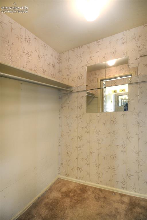 Image 15 of 40: Closet