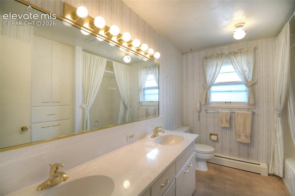 Image 18 of 40: Bathroom