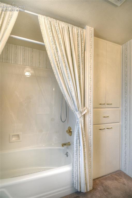 Image 19 of 40: Bathroom