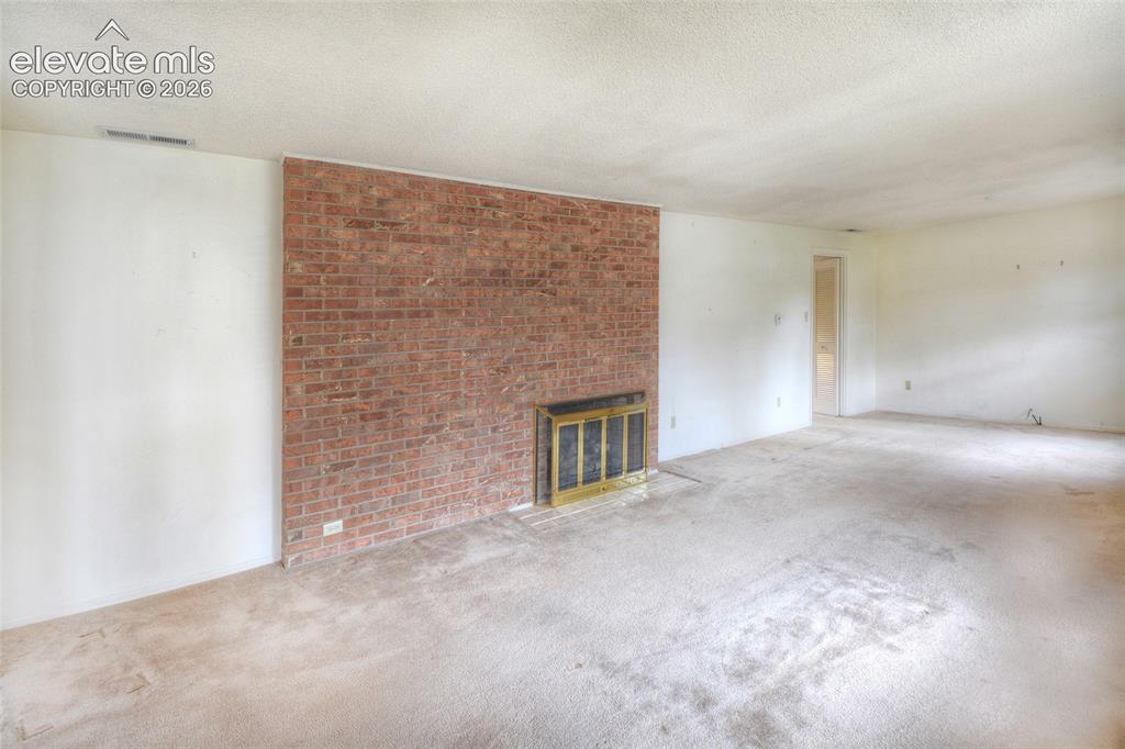 Image 4 of 40: Living Room