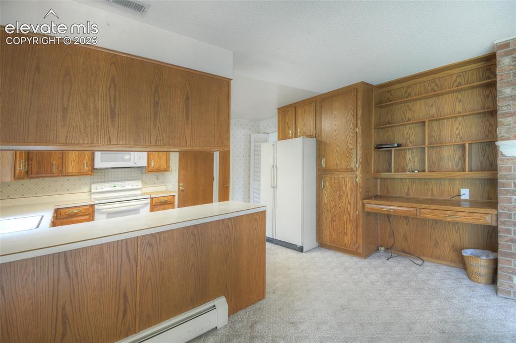 Image 8 of 40: Kitchen