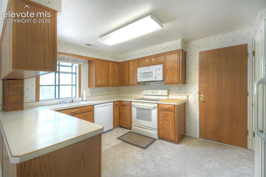 Image 9 of 40: Kitchen