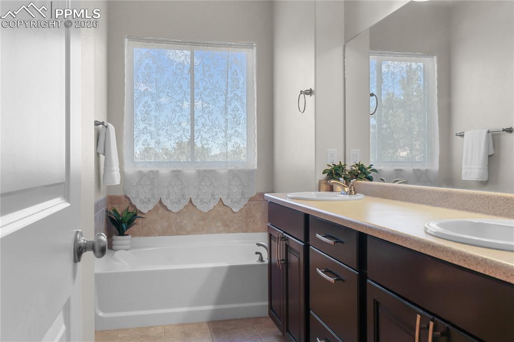 Image 10 of 34: Bathroom