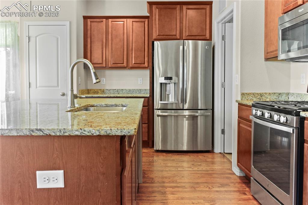 Image 7 of 34: Kitchen