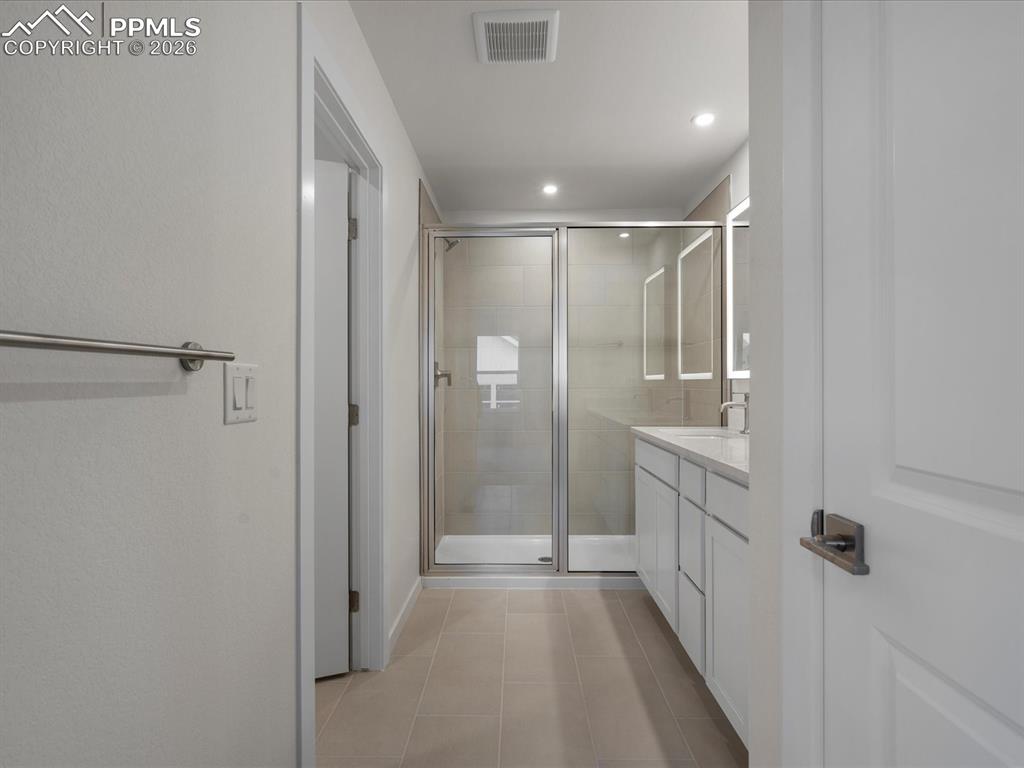 Image 14 of 36: Bathroom