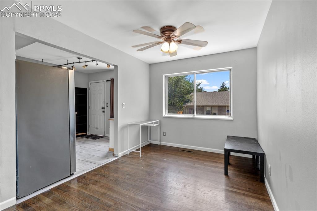 Image 7 of 36: Dining area