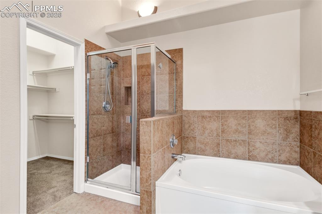 Image 16 of 33: Bathroom