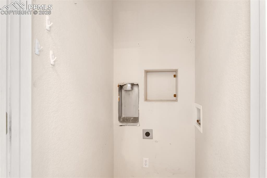 Image 18 of 33: Laundry