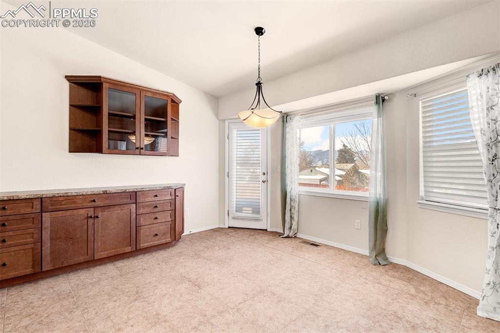 Image 9 of 33: Dining Area