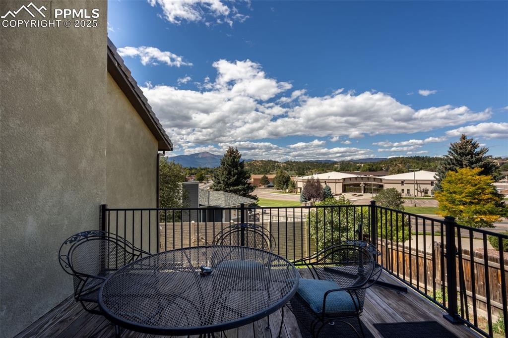 Image 10 of 20: Deck