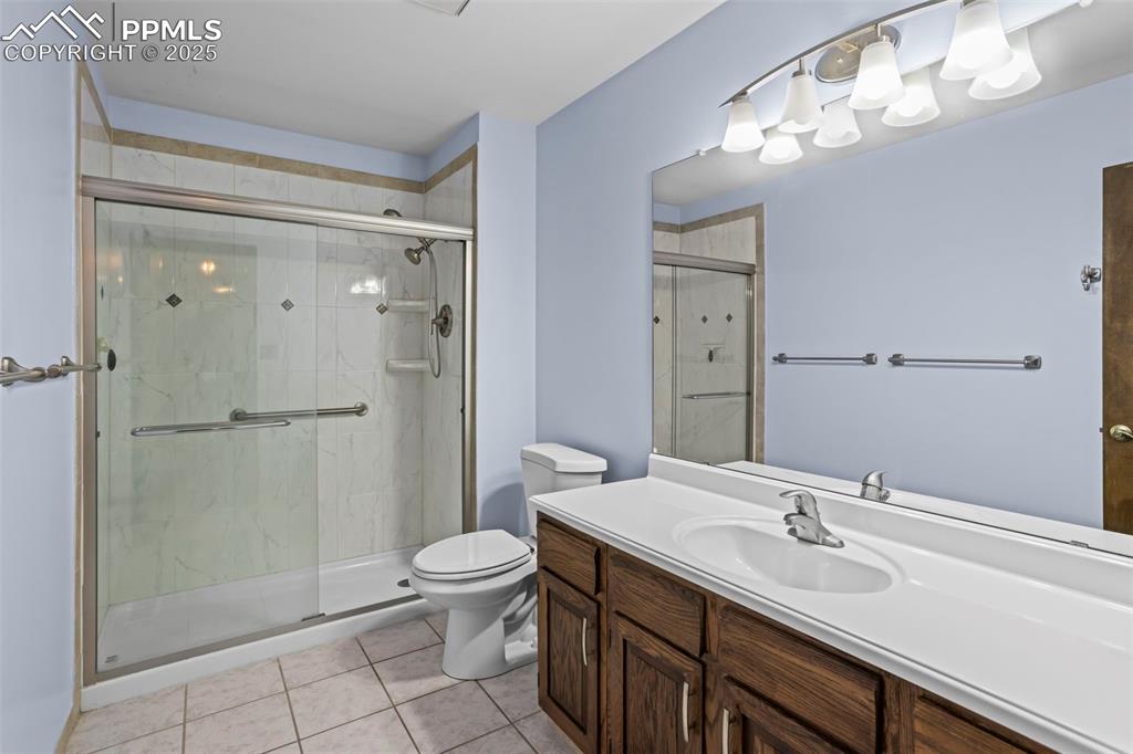 Image 13 of 20: Upstairs Bathroom