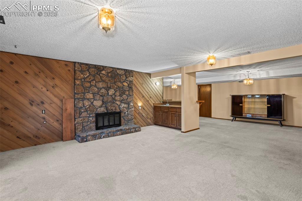 Image 14 of 20: Family Room