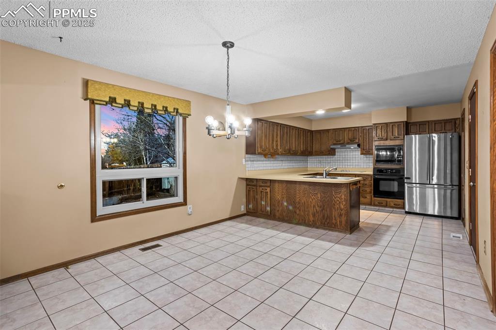 Image 8 of 20: Kitchen