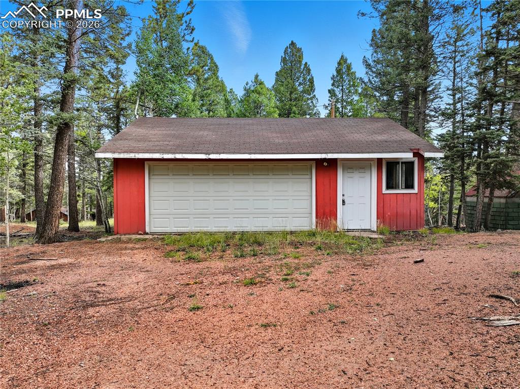 Image 13 of 17: Garage