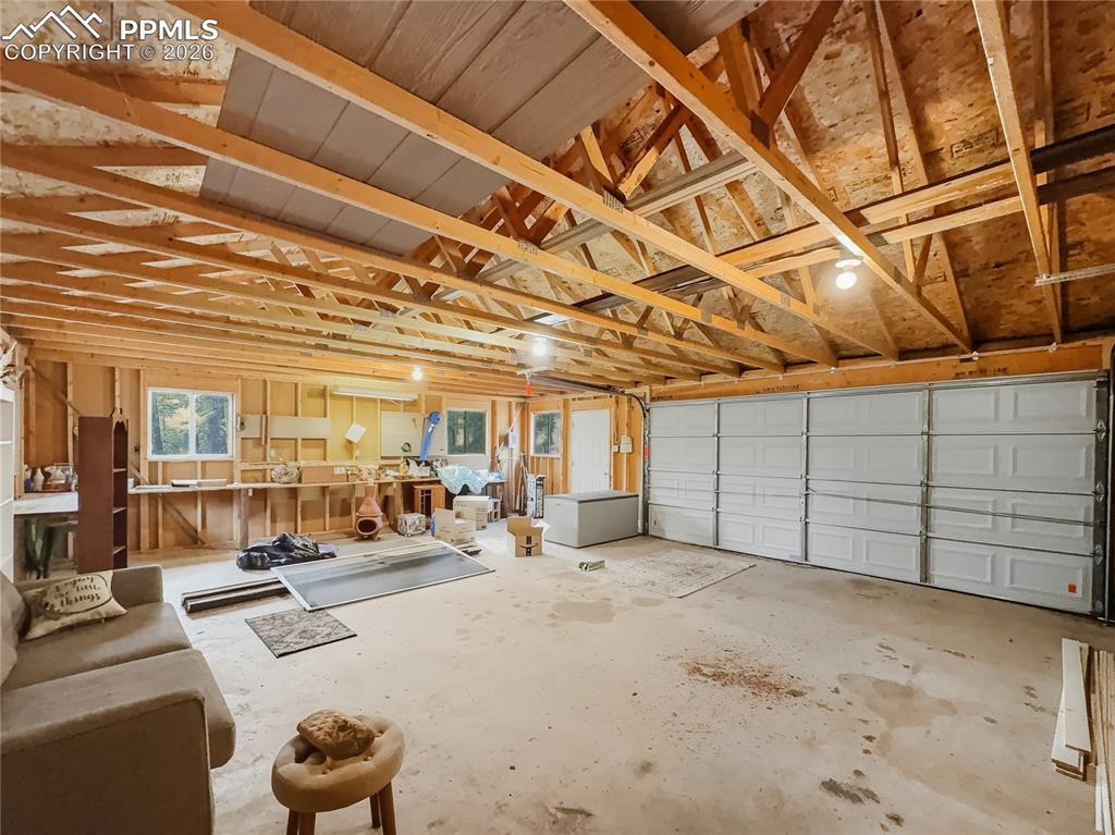 Image 14 of 17: Garage