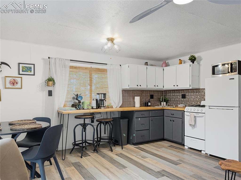 Image 6 of 17: Kitchen